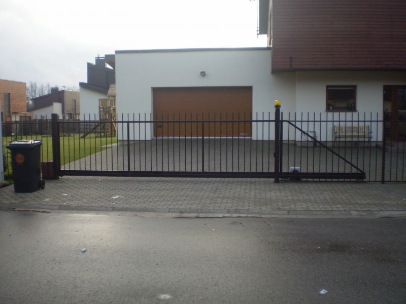 Stumdomi vartai su metaliniu užpildu