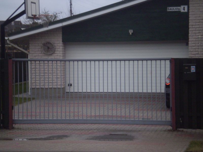 Stumdomi vartai su metaliniu užpildu