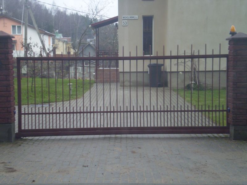 Stumdomi vartai su metaliniu užpildu