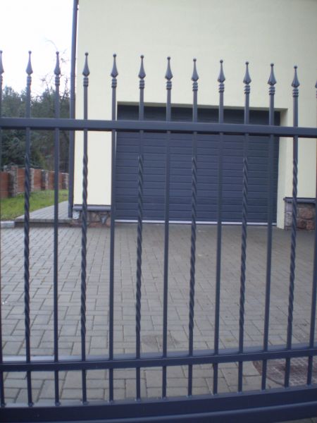 Stumdomi vartai su metaliniu užpildu