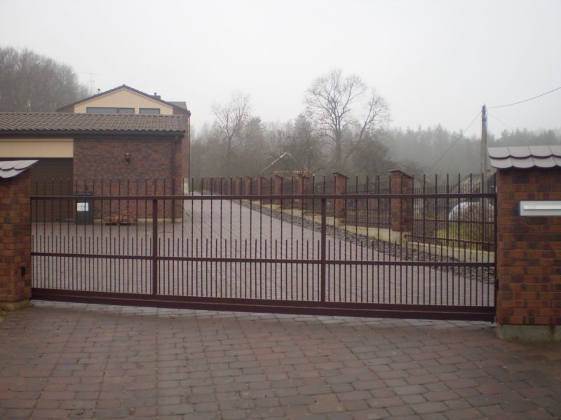 Stumdomi vartai su metaliniu užpildu