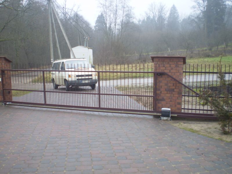 Stumdomi vartai su metaliniu užpildu